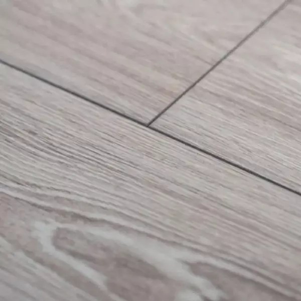 

Ламинат «Wood Style» Solid Дуб Тальк 138,2х19,5 WSD08 33 класс светло-серый